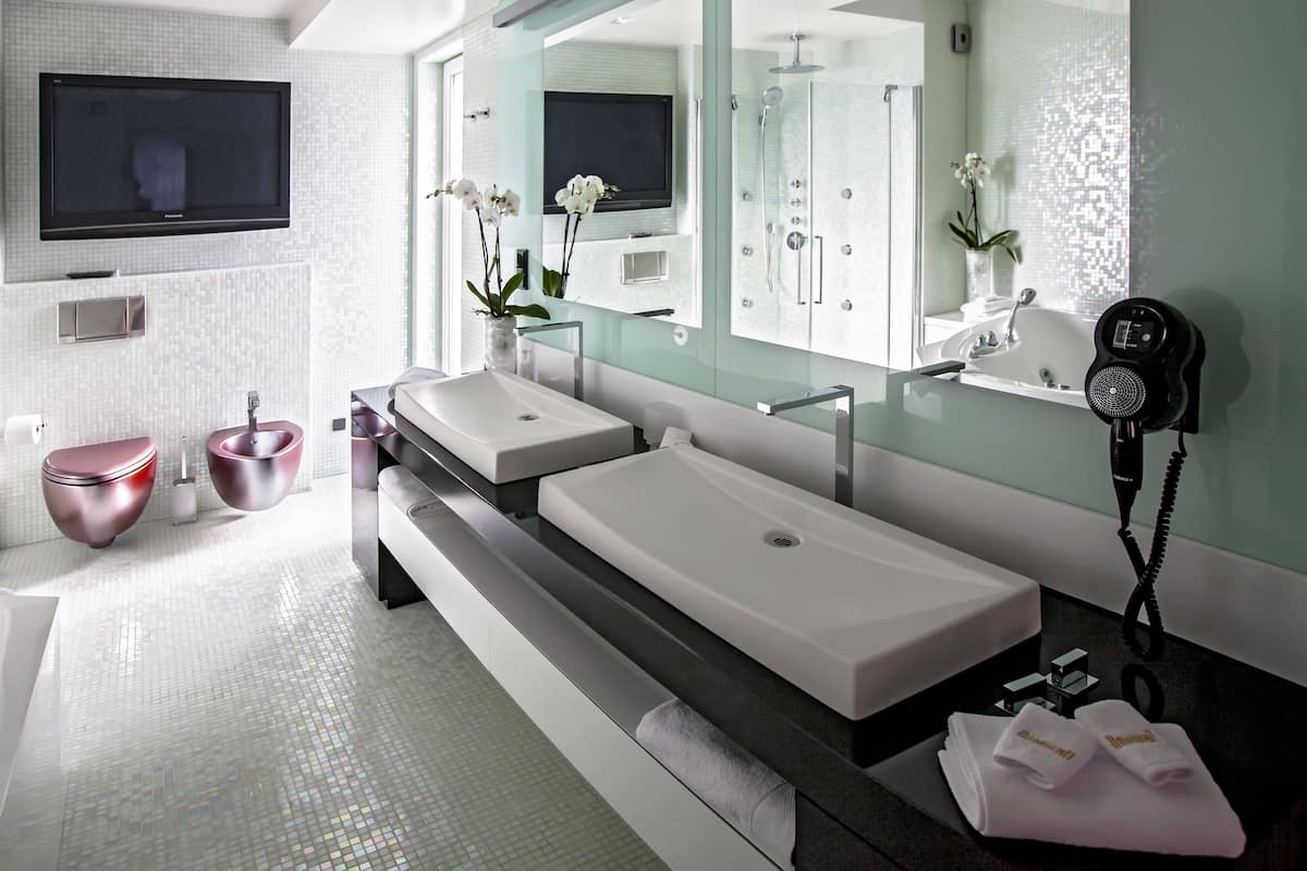 superior suite, balcony | bathroom | separate bathtub and shower, jetted bath, hydromassage showerhead