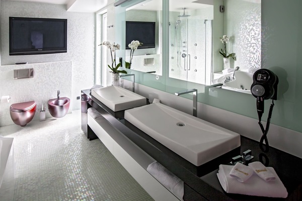 Superior suite, balkon | Badkamer | Een aparte badkuip en douche, een bubbelbad, een hydromassagedouche