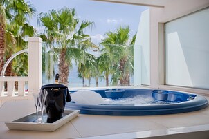 Suíte superluxo, 1 cama King, banheira de imersão, vista para o mar | Terraço/pátio