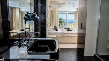 Premium Suite with Terrace, Sea View and king size bed | Baño | Tina y regadera independientes y tina de hidromasaje