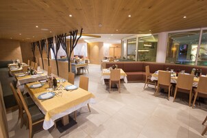 Se sirven desayunos, almuerzos y cenas; cocina italiana