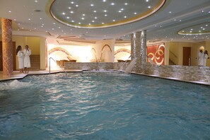 Piscina interna, espreguiçadeiras