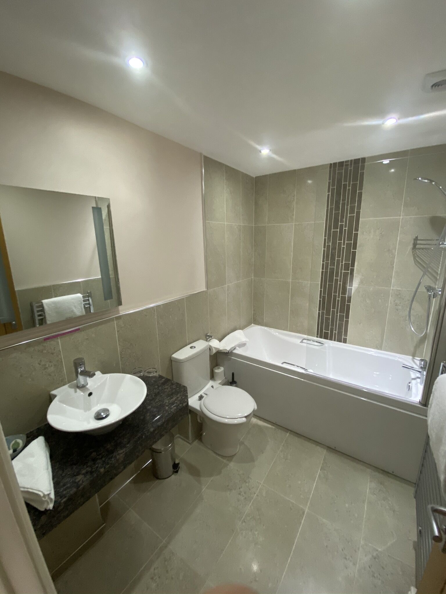 suite, ensuite | bathroom