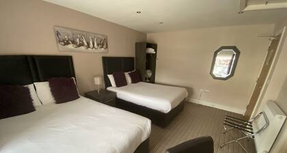 The Three Horseshoes Hotel