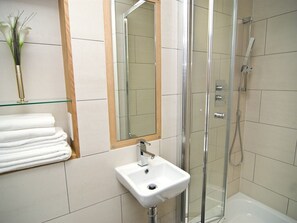 Suite, Ensuite (Studio (2 Ad & 2 Ch )) | Bathroom