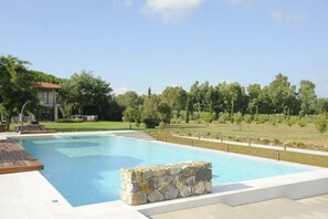 Piscine extérieure en saison