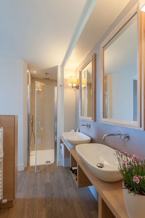 Shower, rainfall showerhead, designer toiletries, hair dryer - Podere del Priorato (Orbetello)