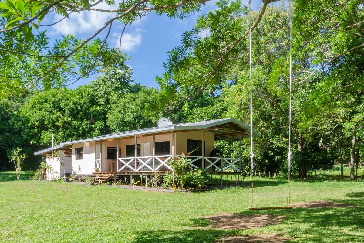 Cottage Romantis, Beberapa Tempat Tidur, pemandangan gunung, tepi gunung | Wi-Fi gratis dan didekorasi berbeda-beda