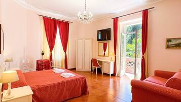 Minibar, desk, laptop workspace, free WiFi