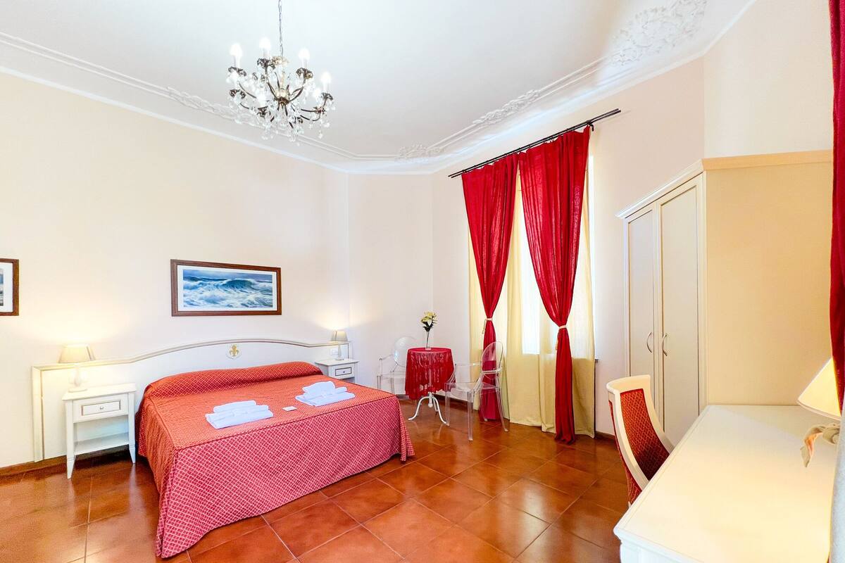Minibar, desk, laptop workspace, free WiFi