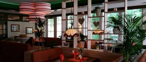 Serveert ontbijt, lunch, diner, Duitse gerechten, tuinzicht