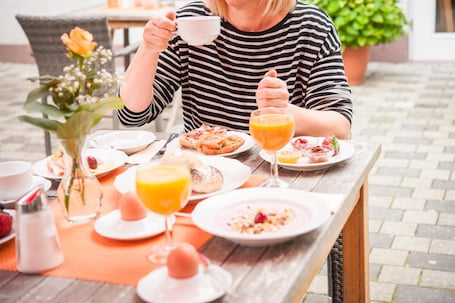 Petit déjeuner, déjeuner et dîner servis sur place. Quellenhof Mölln