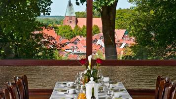 Frühstück, Mittagessen, deutsche Küche, Blick auf den Garten