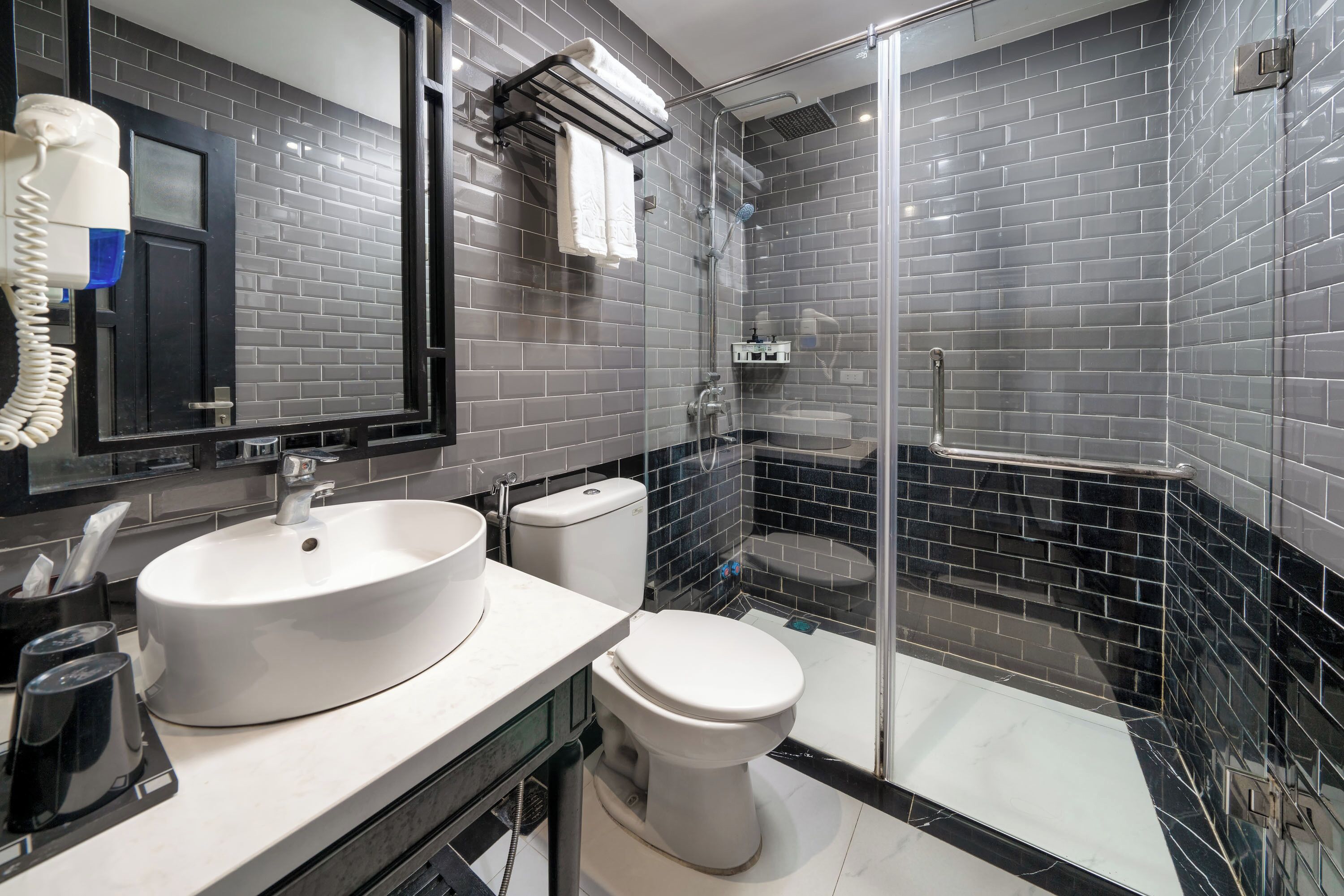 deluxe double or twin room, 1 bedroom, city view | bathroom | shower, rainfall showerhead, free toiletries, hair dryer