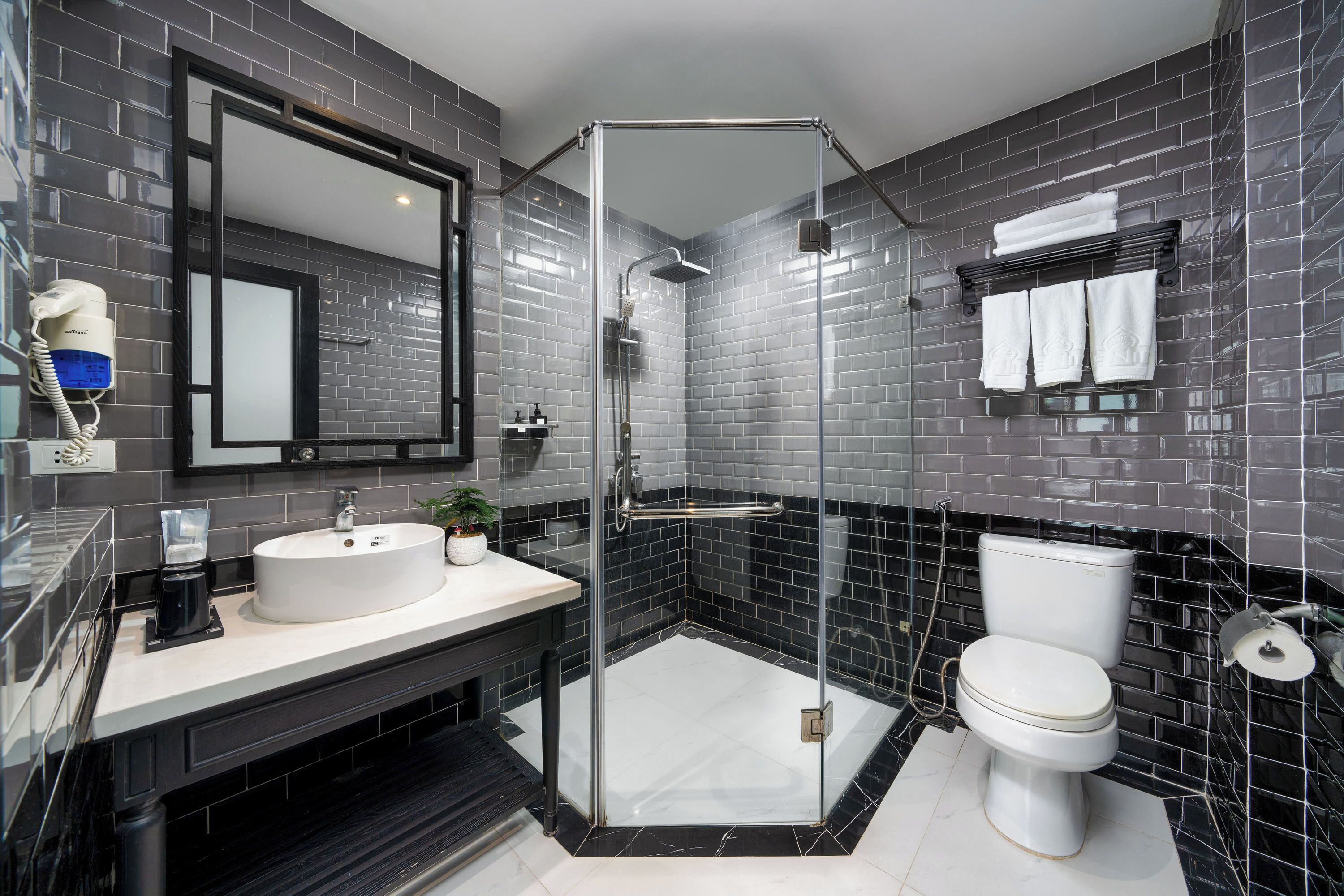 family room, 1 bedroom, city view | bathroom | shower, rainfall showerhead, free toiletries, hair dryer