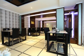 Déjeuner, dîner et souper servis sur place