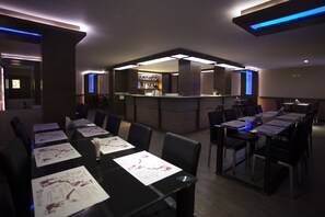 2 Bars/Lounges