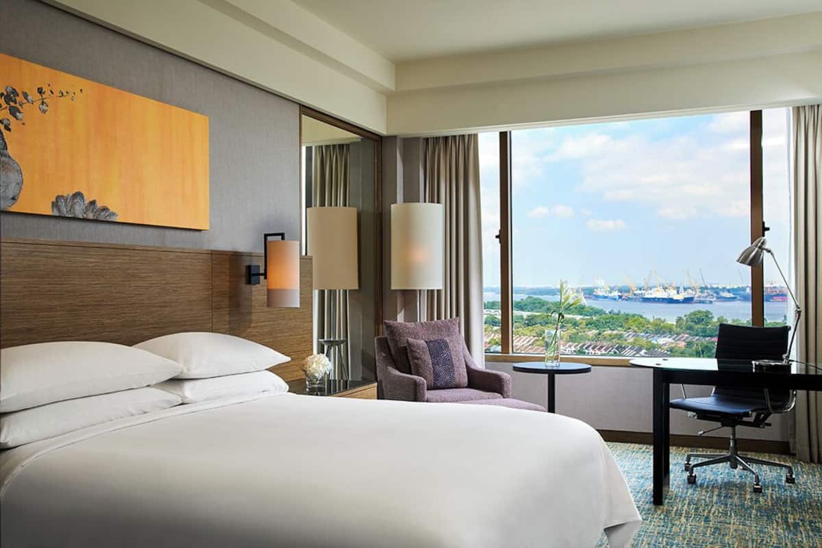 Minibar, caja de seguridad en la habitación y escritorio