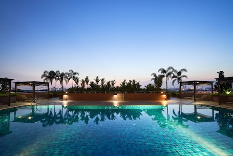 Una piscina al aire libre, camas de piscina gratis, sombrillas