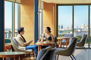 2 barer/lounger och bar vid poolen