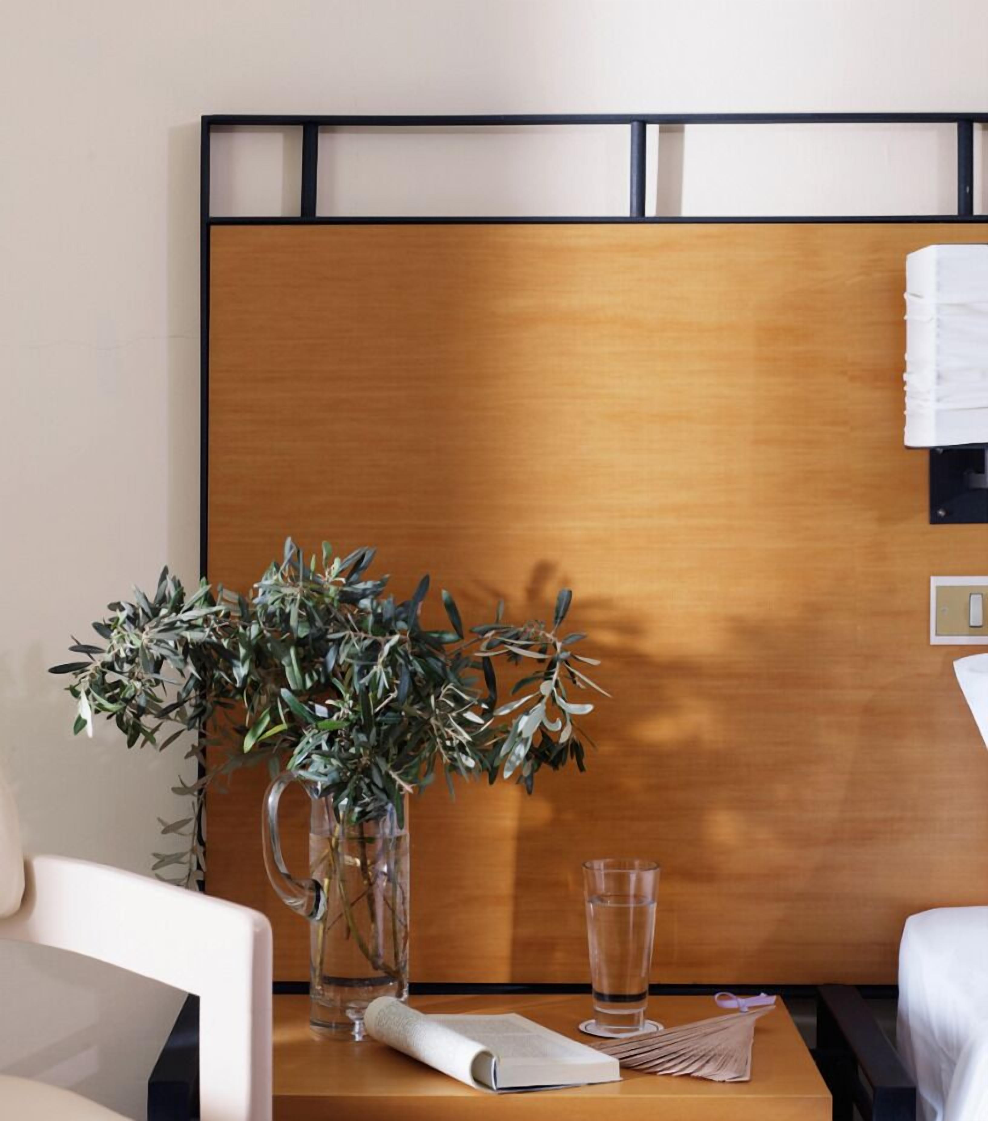 standard double or twin room, partial sea view | 1 bedroom, in-room safe, iron/ironing board, cots/infant beds