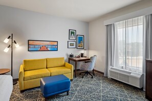 Room, 1 King Bed, Non Smoking | Living area