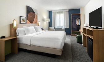 高档床上用品、羽绒被、办公桌、笔记本电脑工作区