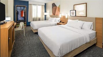 高档床上用品、羽绒被、办公桌、笔记本电脑工作区