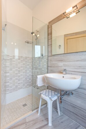 Standard Quadruple Room | Bathroom