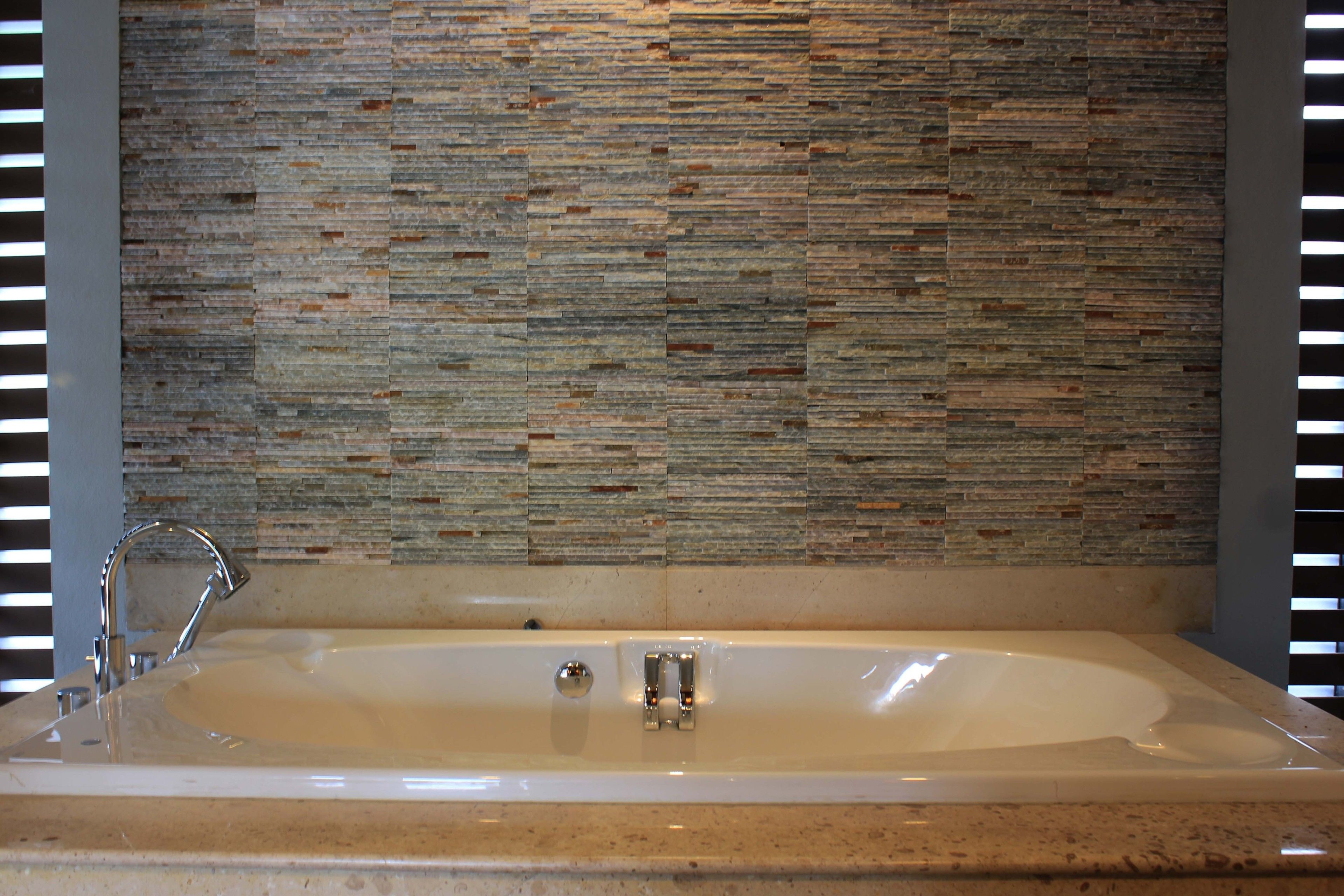 deluxe double or twin room | deep-soaking bathtub