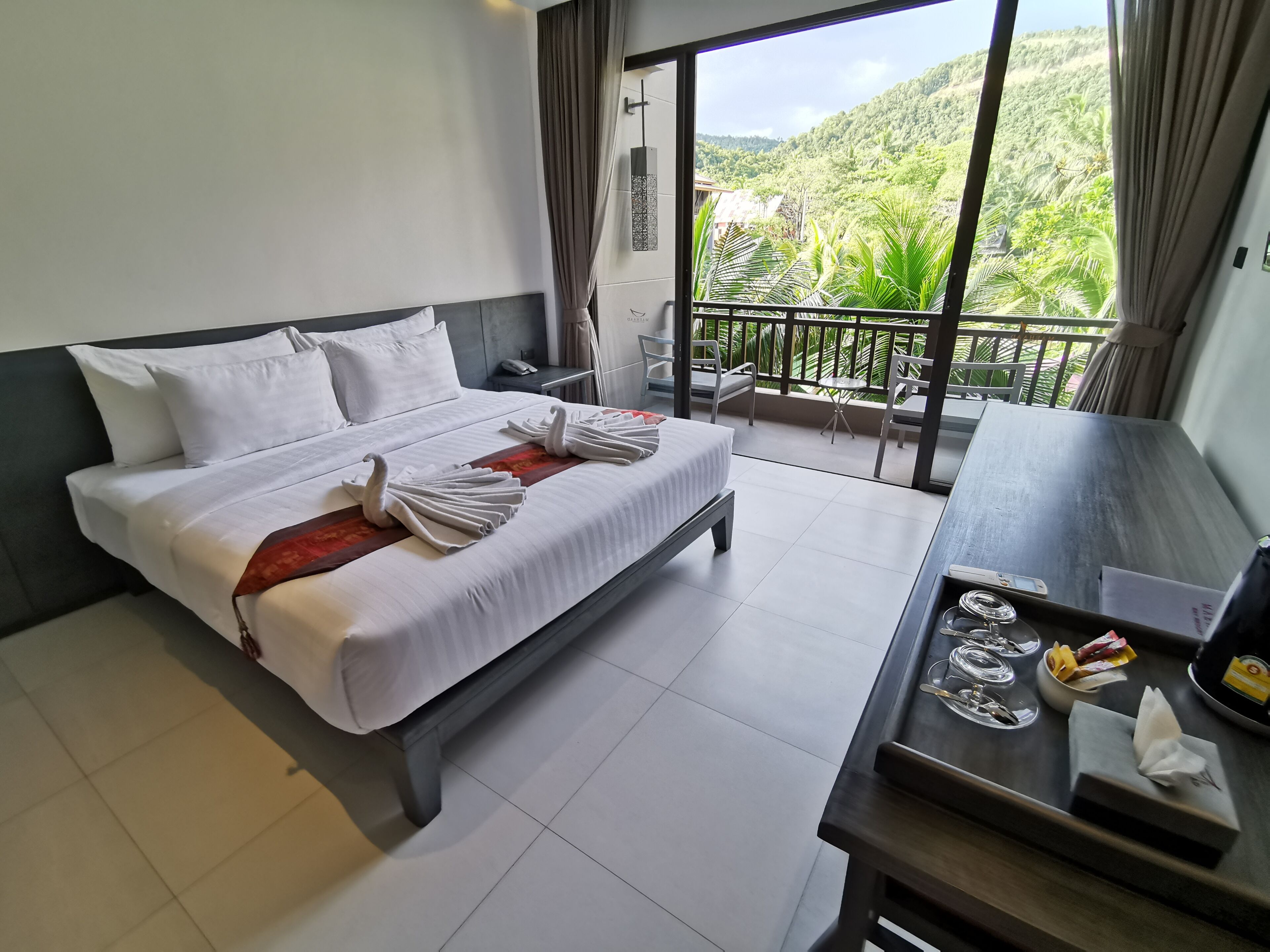 Minibar, coffres-forts dans les chambres, bureau, Wi-Fi gratuit