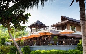 Breakfast, lunch, dinner served; sea views - Maehaad Bay Resort (Ko Pha-ngan)