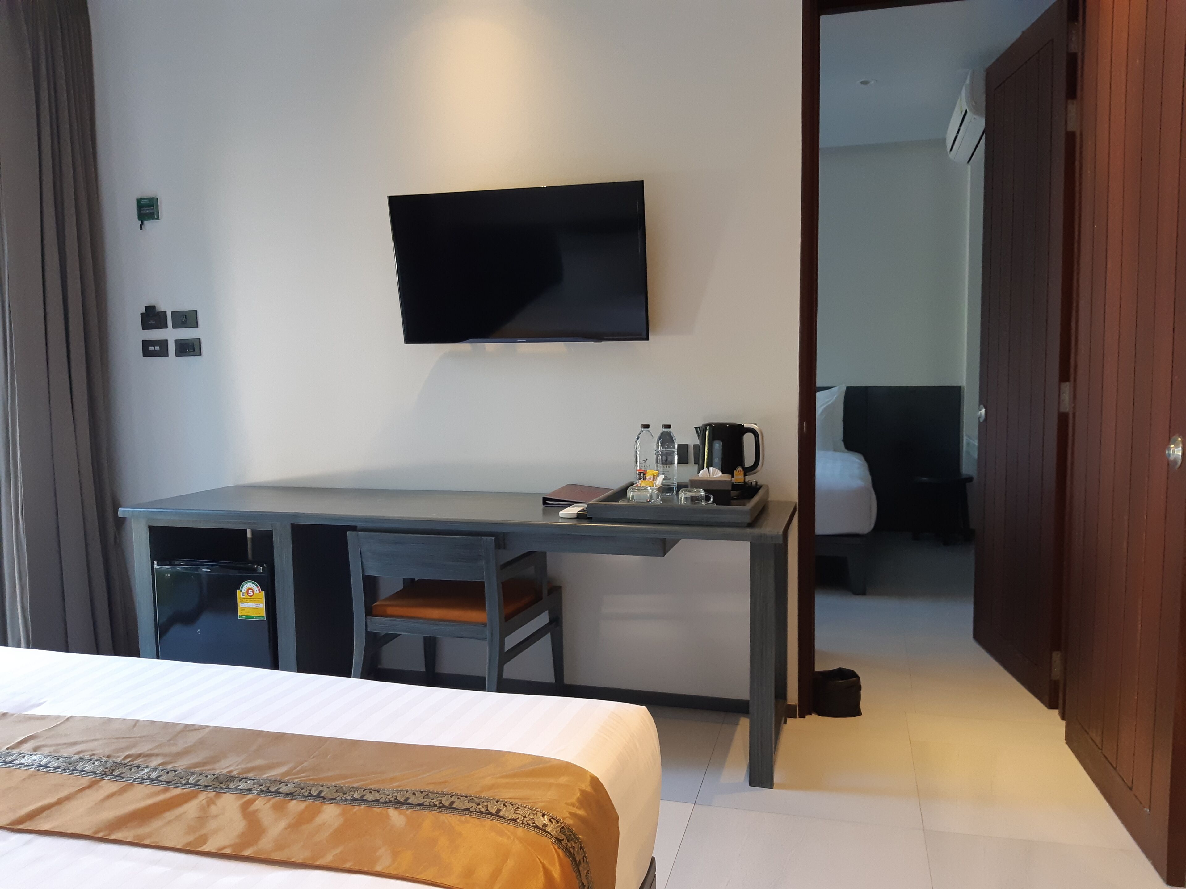 Standard Connecting Room | Minibar, in-room safe, desk, free WiFi