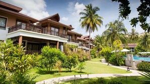 A resort with multiple-story buildings, a swimming pool, and lush greenery. - Maehaad Bay Resort (Ko Pha-ngan)