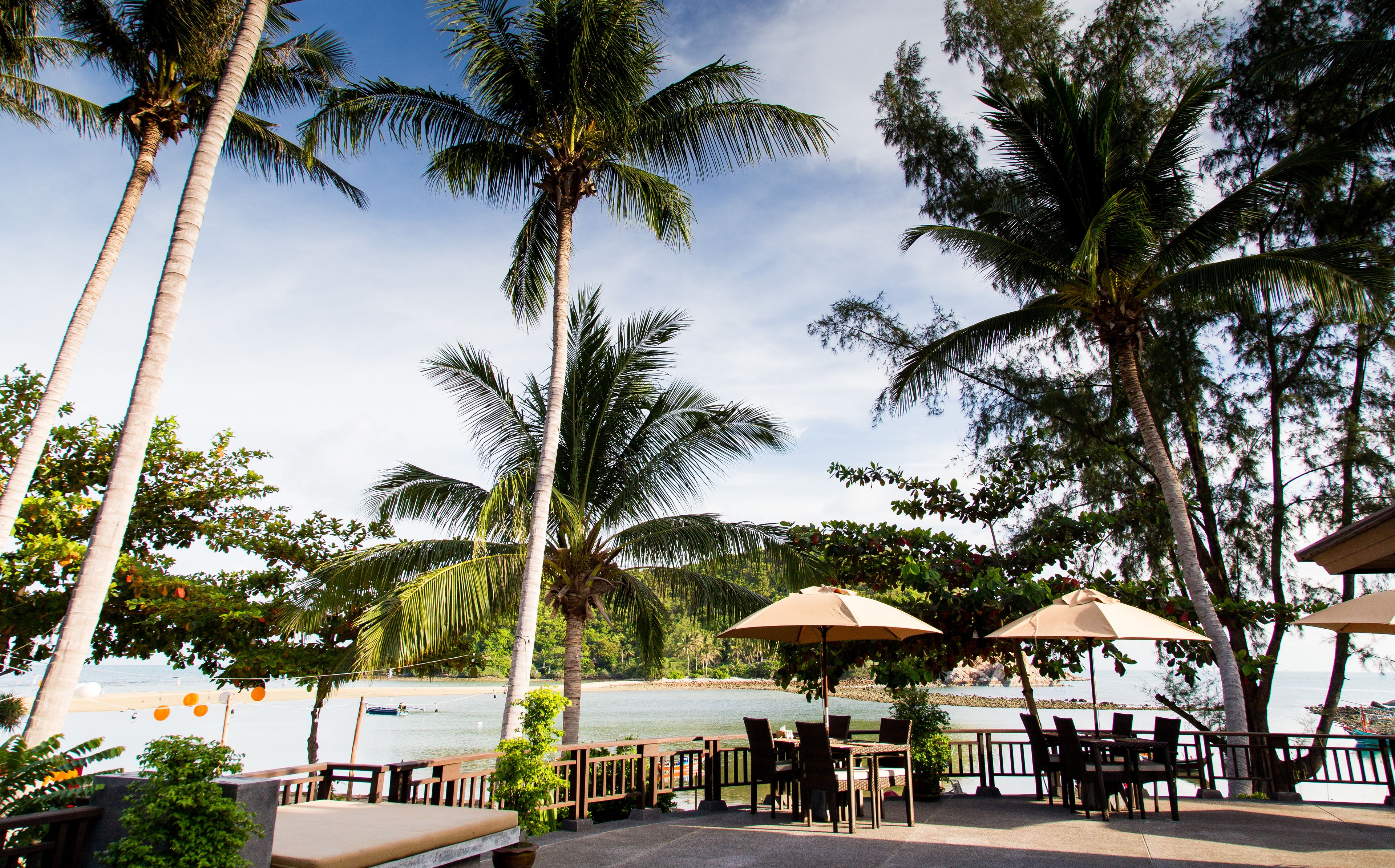 breakfast, lunch, dinner served; sea views