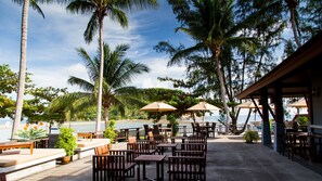 Melayani sarapan, makan siang, makan malam; dengan pemandangan laut