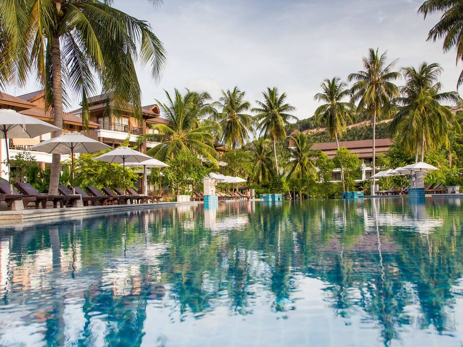 Utomhuspool, parasoller och solstolar