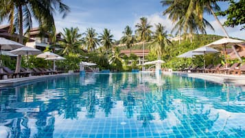 Outdoor pool, pool umbrellas, sun loungers