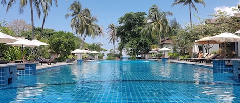 Piscine extérieure, parasols de plage, chaises longues