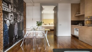 Ein modernes Wohnzimmer mit Essbereich, Küche und Schlafzimmer.