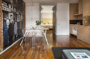 Ein modernes Wohnzimmer mit Essbereich, Küche und Schlafzimmer.