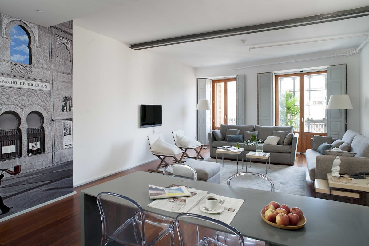 Deluxe appartement, 2 slaapkamers | Woonkamer | Een 40-inch lcd-televisie met satellietzenders en een televisie