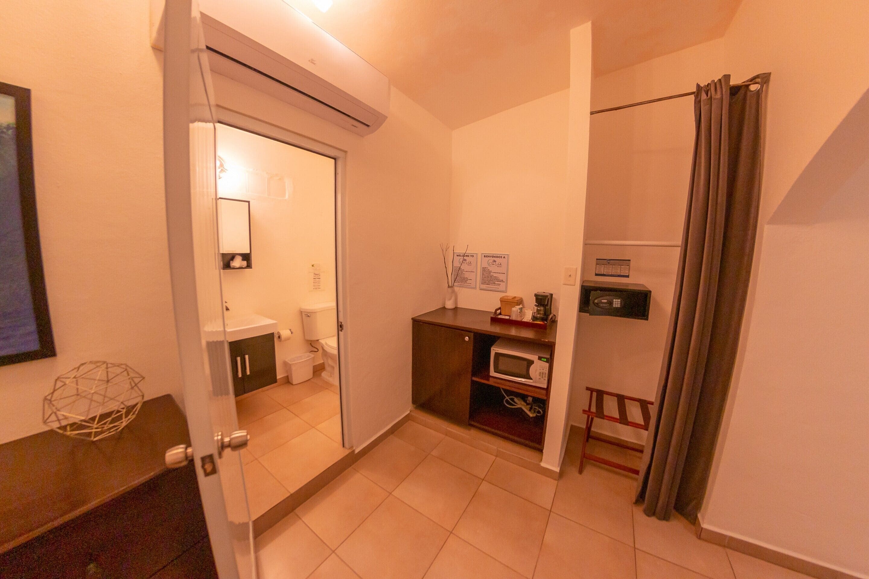 standard double room | bathroom | shower, free toiletries, hair dryer, towels