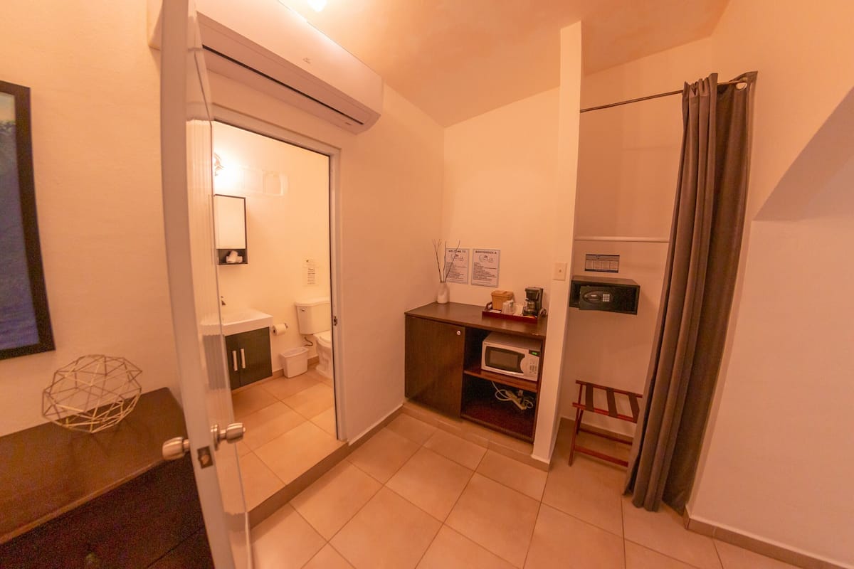 standard double room | bathroom | shower, free toiletries, hair dryer, towels