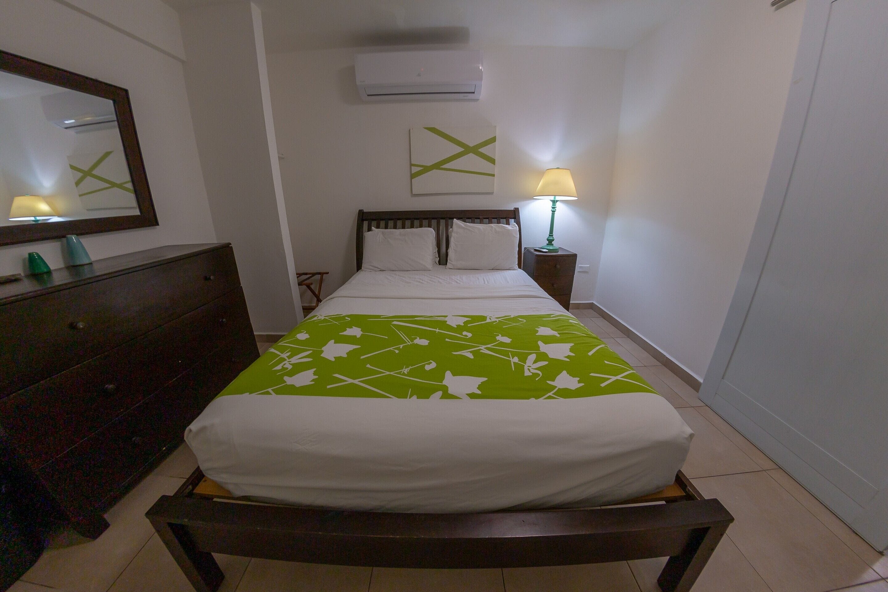 Kahden hengen deluxe-huone | Tallelokero huoneessa, yksilöllisesti sisustettu