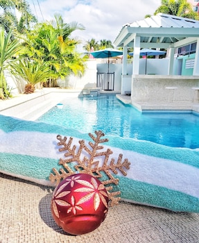 Pool amenities at Casa Verde Hotel - Steps to the Beach | Pool, Restaurant & Bar