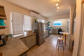 Lunsj og middag serveres, amerikanske retter, uteservering 