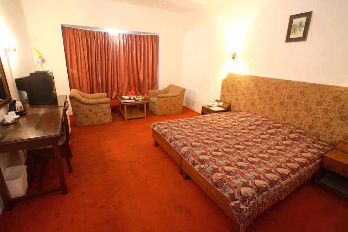 Deluxe Room | Desk, blackout drapes, rollaway beds