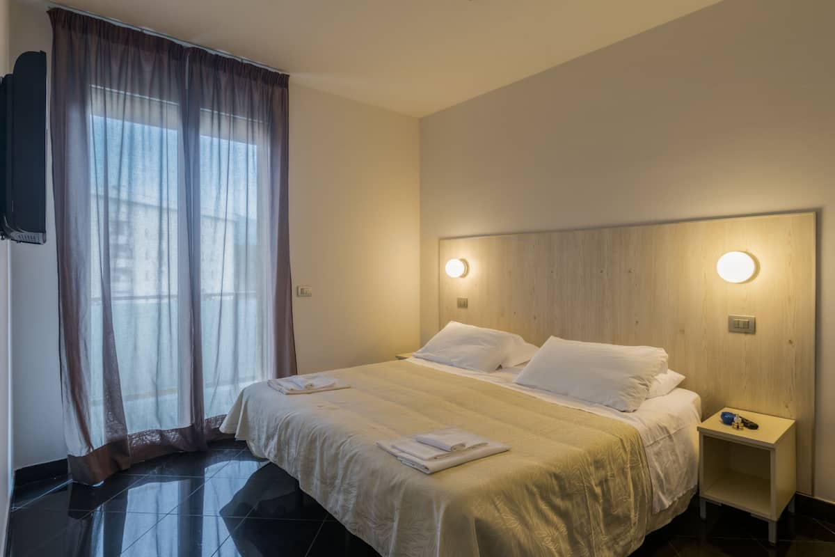 Family Apartment, Ensuite (Enrico Fermi) | Minibar, desk, blackout drapes, free WiFi