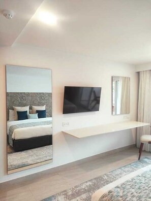 Superior Room | In-room safe, desk, free WiFi, bed sheets